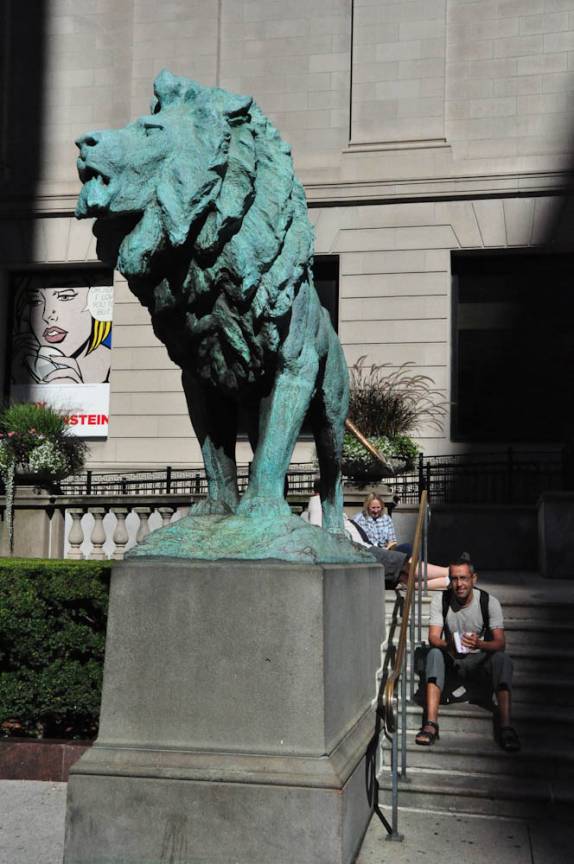 O famoso leão em frente ao Museu de Artes de Chicago, em Illinois, nos Estados Unidos